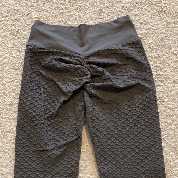 Famous TikTok booty lifting leggings charcoal size small - Picture 3 of 4